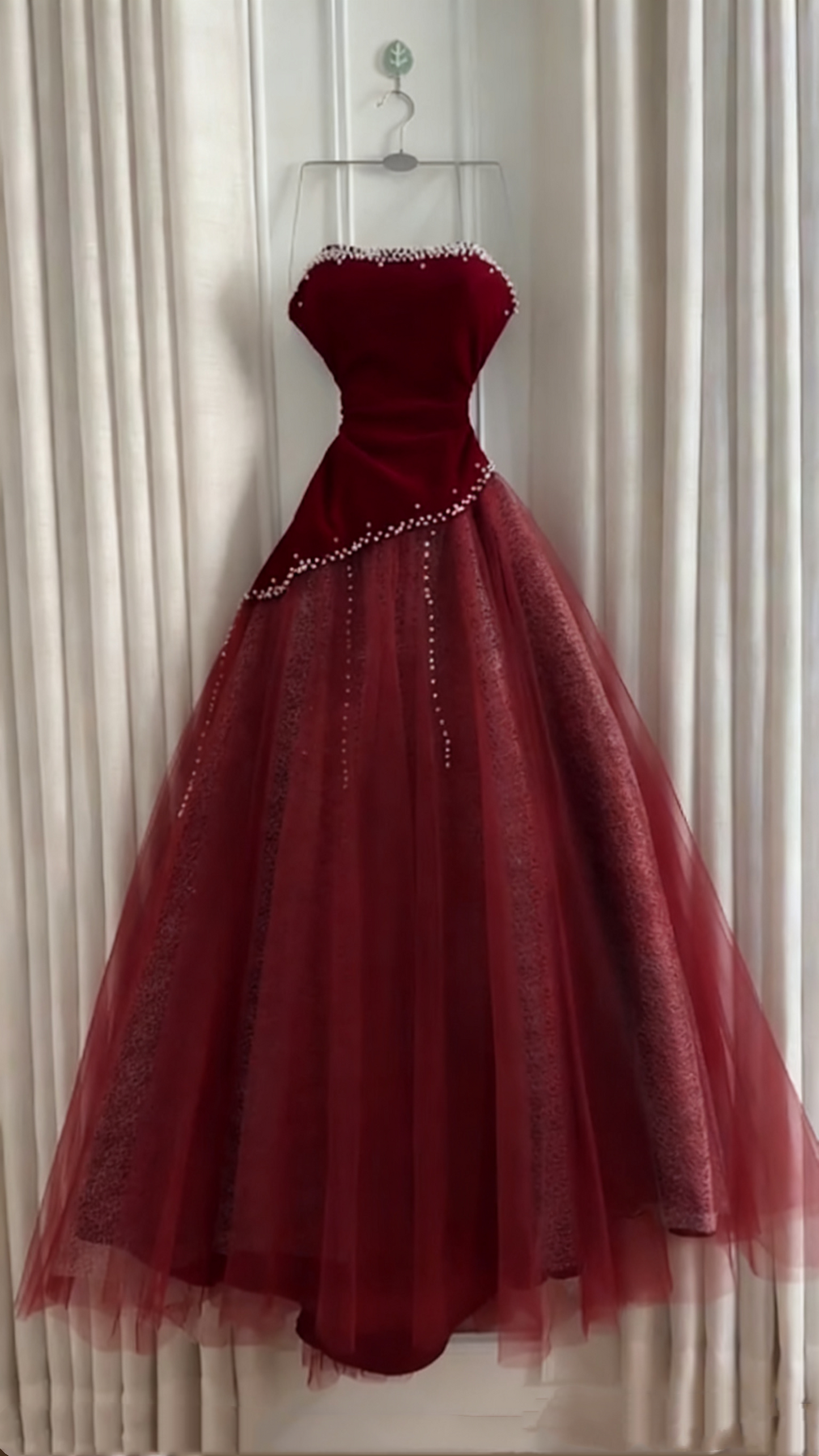 Ärmelloses burgunderrotes Samt- und Tüllkleid | Luxuriöses, elegantes Ballkleid mit Perlenbesatz und Schleppe gh6471