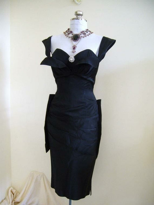girlhomeshops--Black Simple Fashion Sweetheart Collar Short Satin Homecoming Dress gh5642