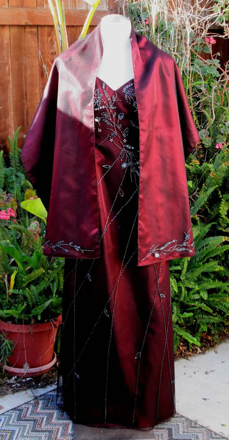 Robe de soirée longue en satin bordeaux magnifique et élégante, style vintage, avec perles, châle assorti, gh3427