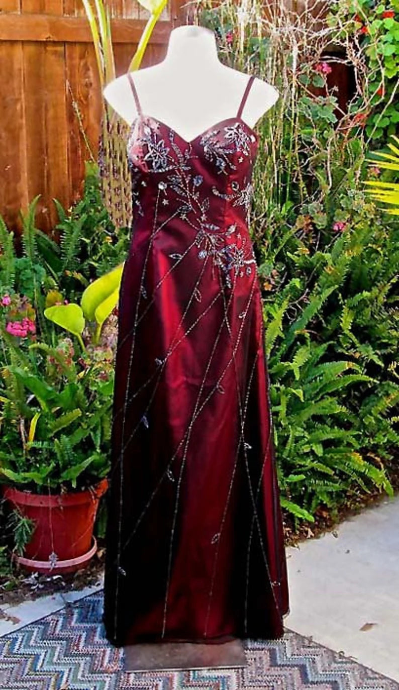 Robe de soirée longue en satin bordeaux magnifique et élégante, style vintage, avec perles, châle assorti, gh3427