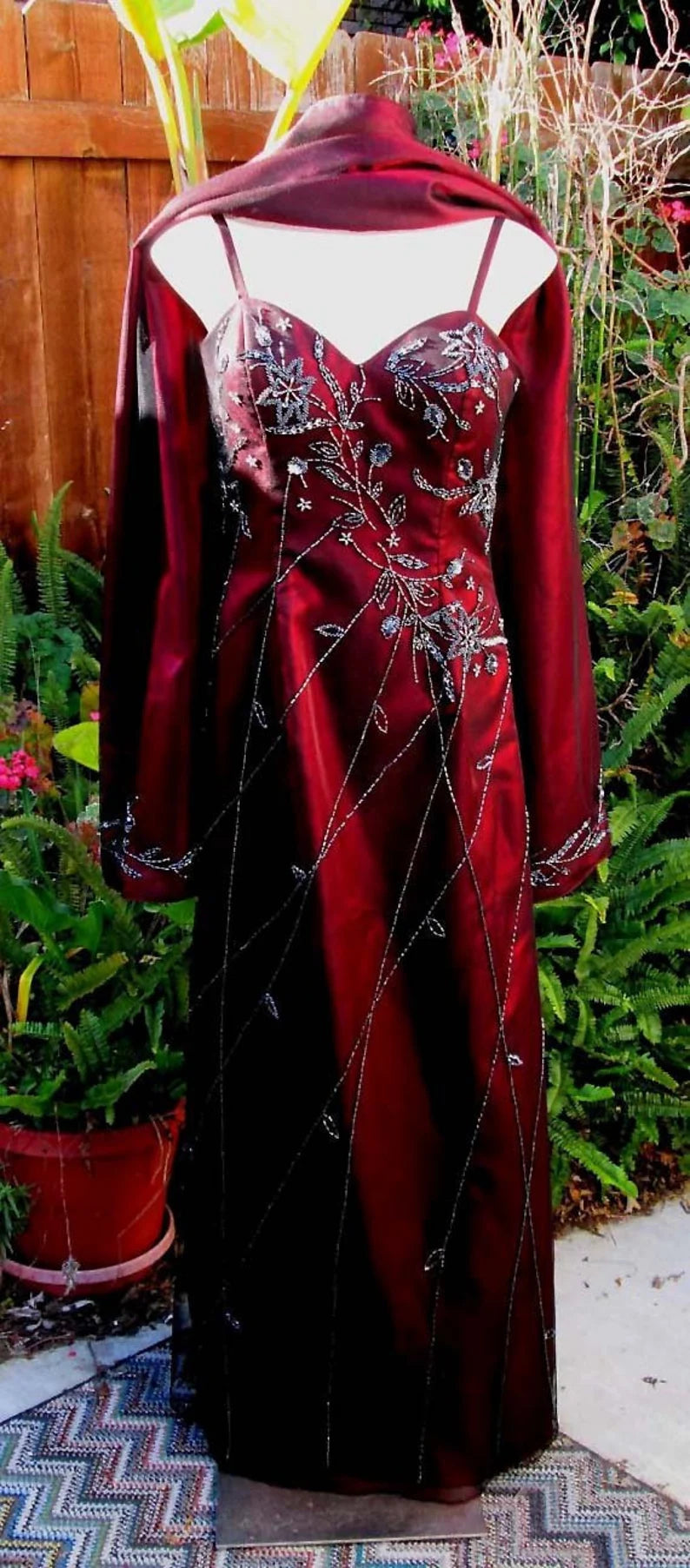 Robe de soirée longue en satin bordeaux magnifique et élégante, style vintage, avec perles, châle assorti, gh3427