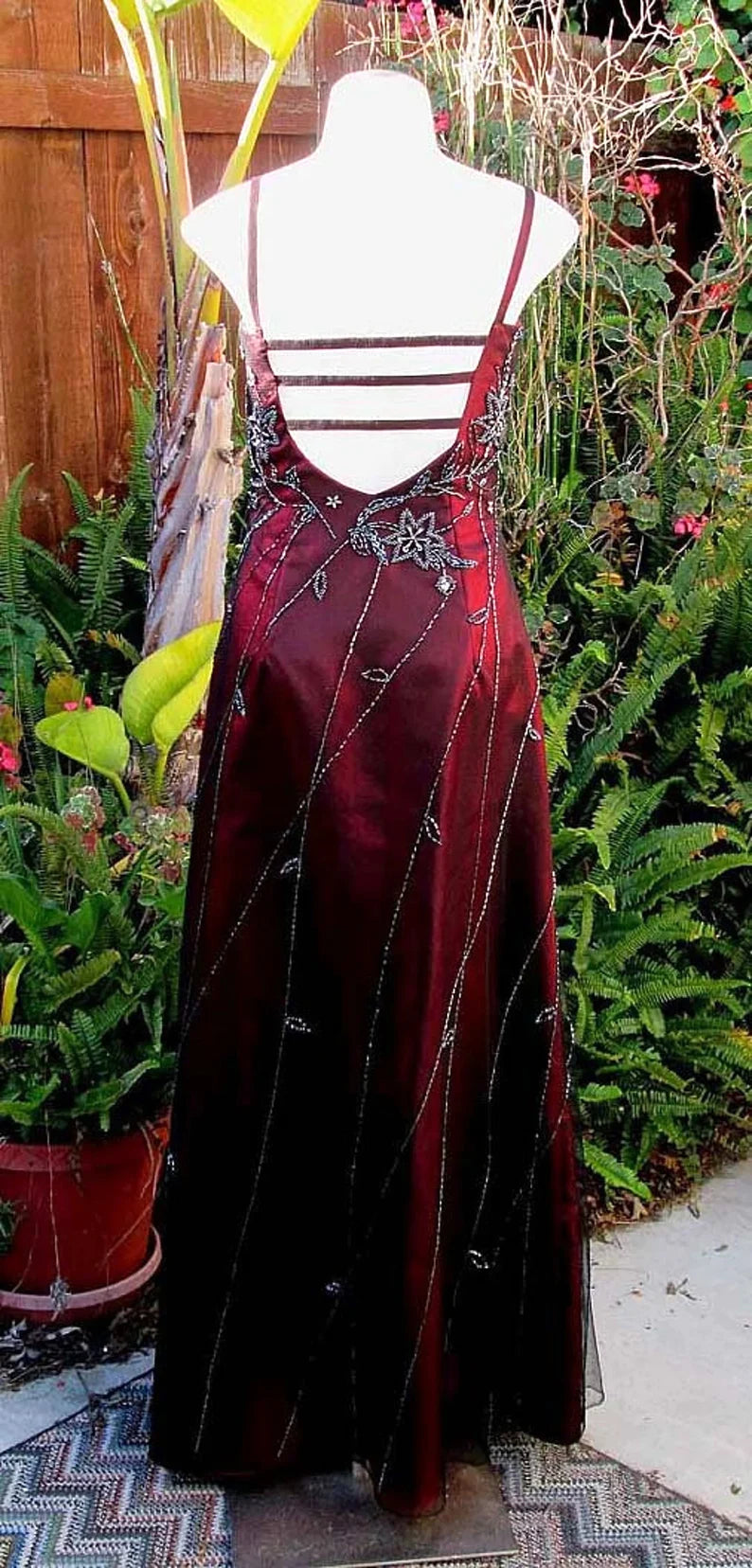 Robe de soirée longue en satin bordeaux magnifique et élégante, style vintage, avec perles, châle assorti, gh3427