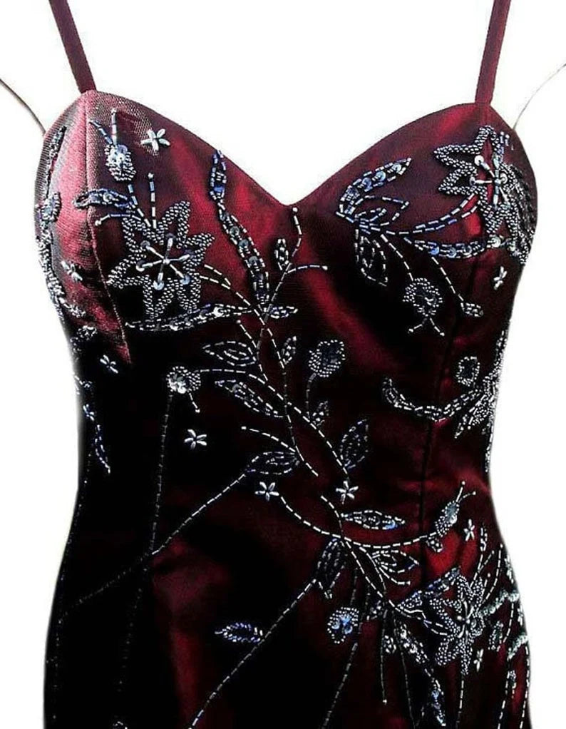 Robe de soirée longue en satin bordeaux magnifique et élégante, style vintage, avec perles, châle assorti, gh3427