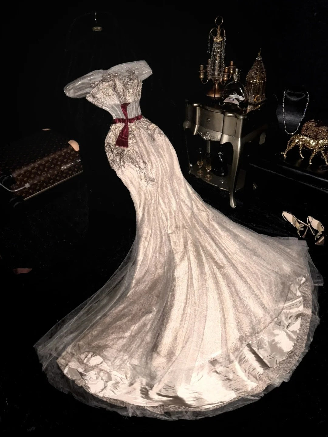 Luxuriöses, trägerloses Meerjungfrauenkleid im Retro-Stil mit Goldstickerei und rotem Gürtel – Abendkleid für festliche Anlässe und Galas (gh6569)