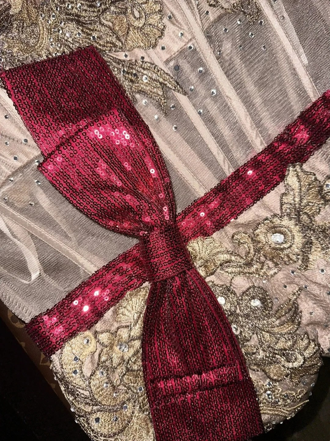 Luxuriöses, trägerloses Meerjungfrauenkleid im Retro-Stil mit Goldstickerei und rotem Gürtel – Abendkleid für festliche Anlässe und Galas (gh6569)