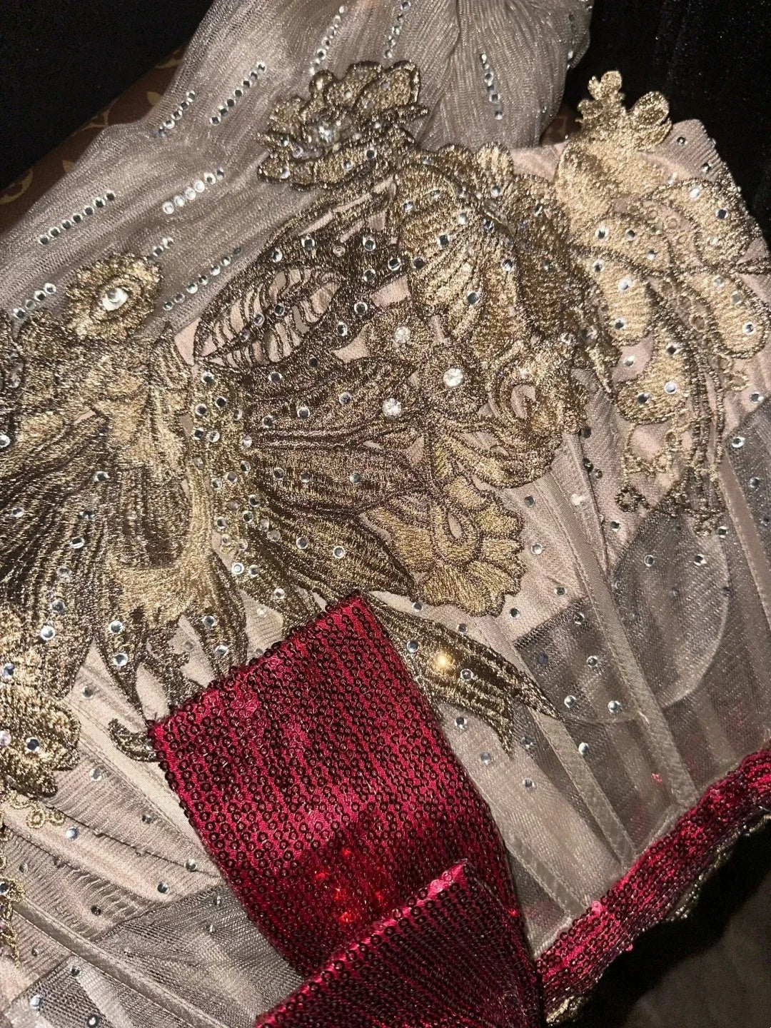 Luxuriöses, trägerloses Meerjungfrauenkleid im Retro-Stil mit Goldstickerei und rotem Gürtel – Abendkleid für festliche Anlässe und Galas (gh6569)