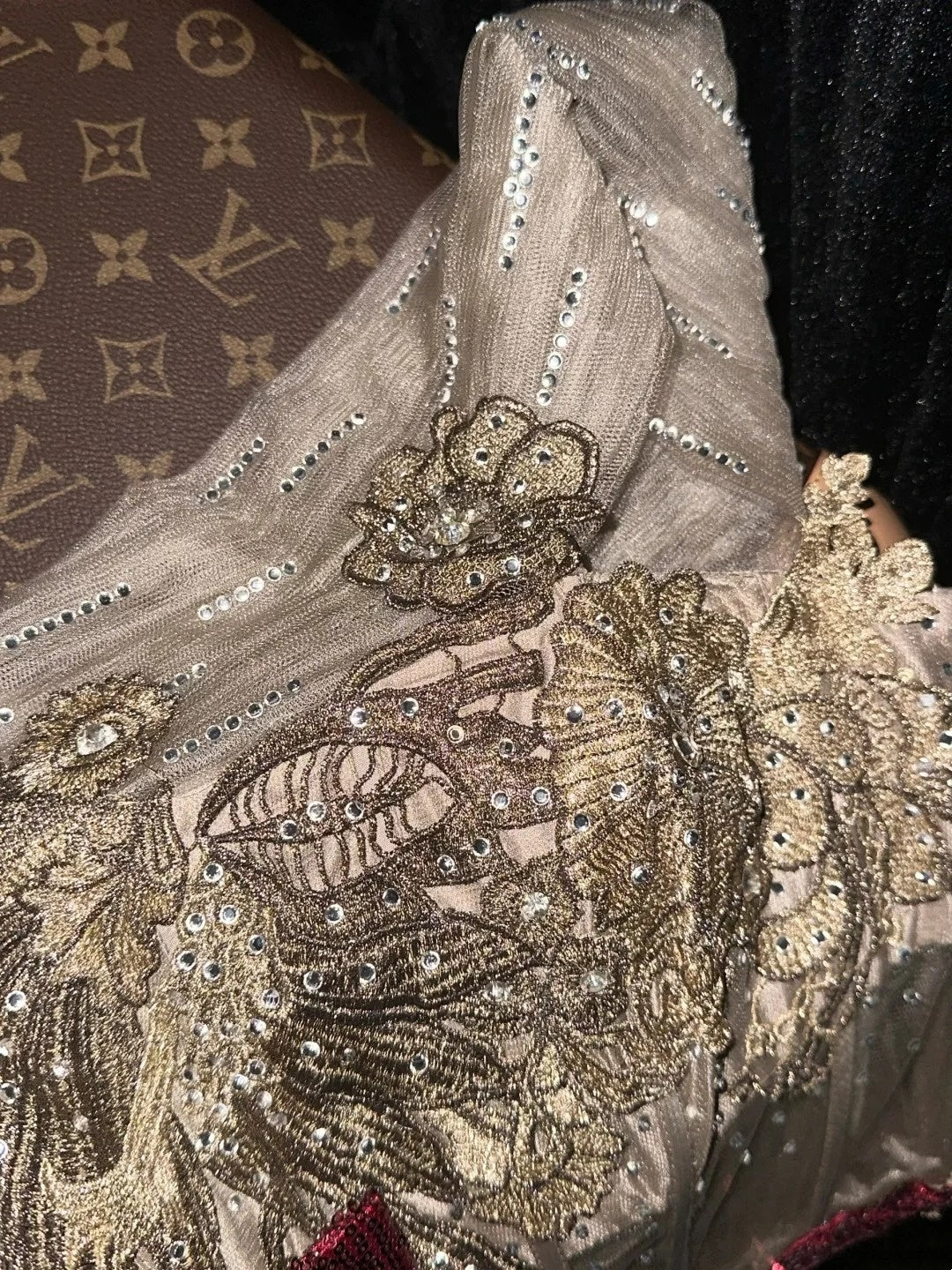 Luxuriöses, trägerloses Meerjungfrauenkleid im Retro-Stil mit Goldstickerei und rotem Gürtel – Abendkleid für festliche Anlässe und Galas (gh6569)
