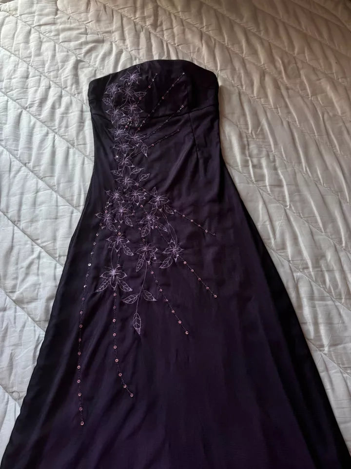 Wunderschönes, exquisites, besticktes, trägerloses, langes, elegantes Ballkleid aus Tüll mit Perlenbesatz in Lila gh3223