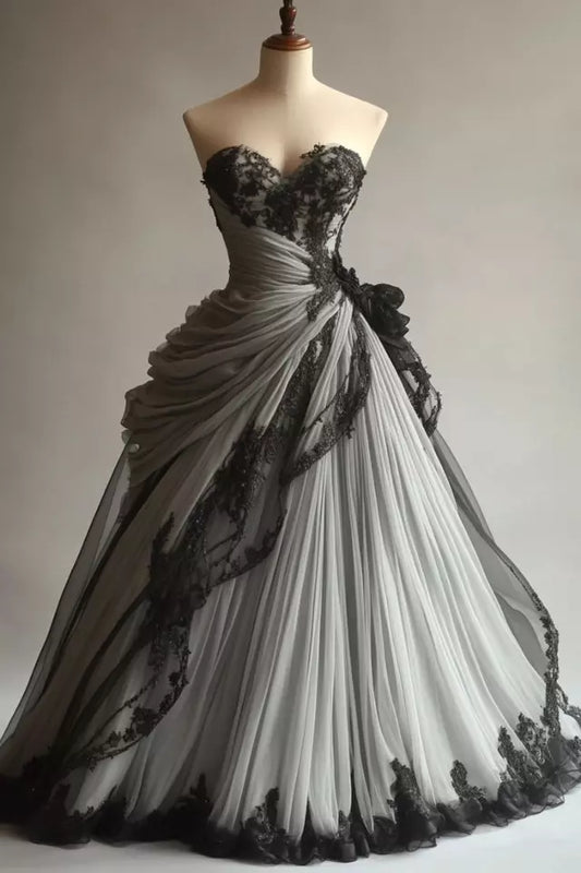Robe de soirée longue en tulle avec appliques en dentelle délicate et volantée, noire, gh3397