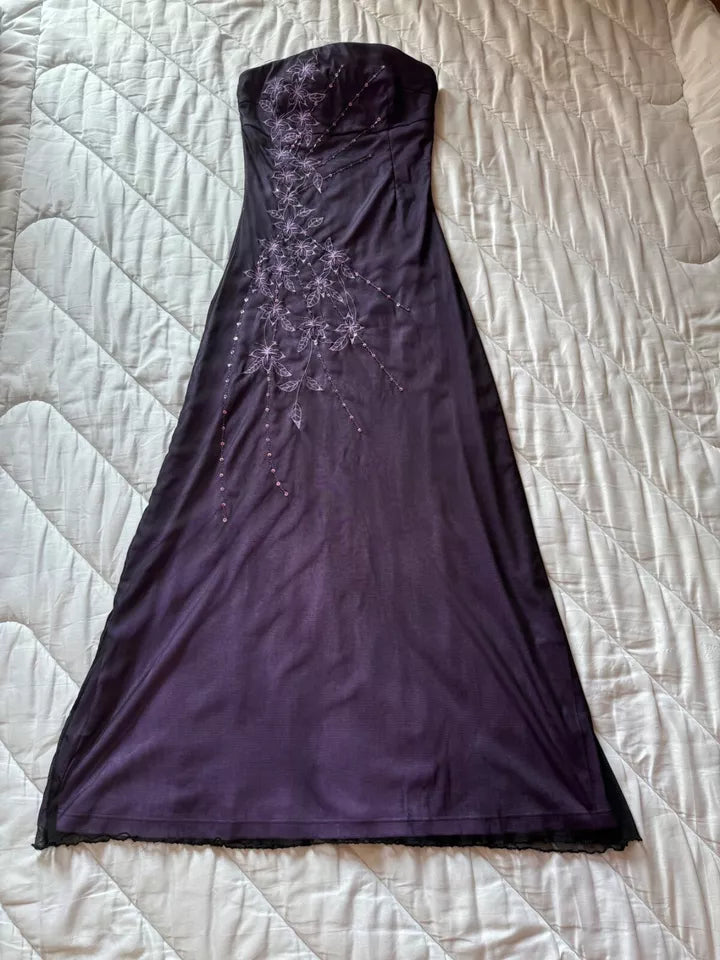 Wunderschönes, exquisites, besticktes, trägerloses, langes, elegantes Ballkleid aus Tüll mit Perlenbesatz in Lila gh3223