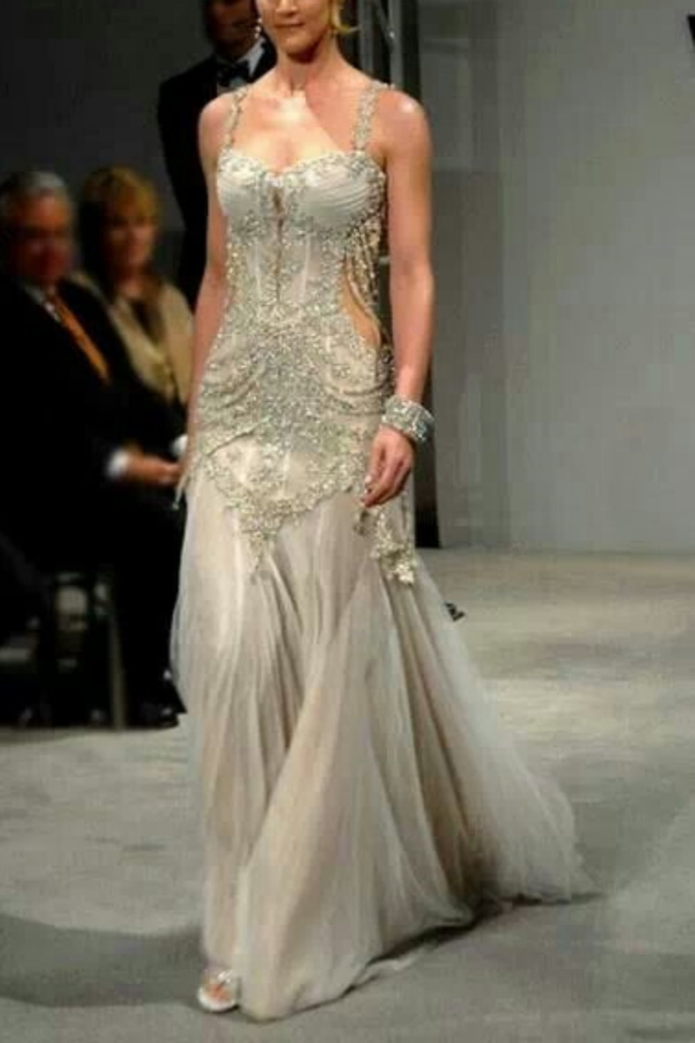 Girlhomeshops - Robe de mariée blanche ivoire exquise robe de bal longue en tulle à dos ouvert et perles robe de mariée gh5468