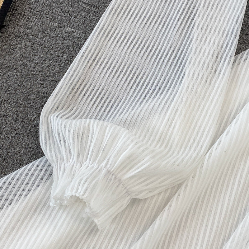 Weißes kurzes Kleid mit V-Ausschnitt, A-Linie, langärmliges Kleid 10819 