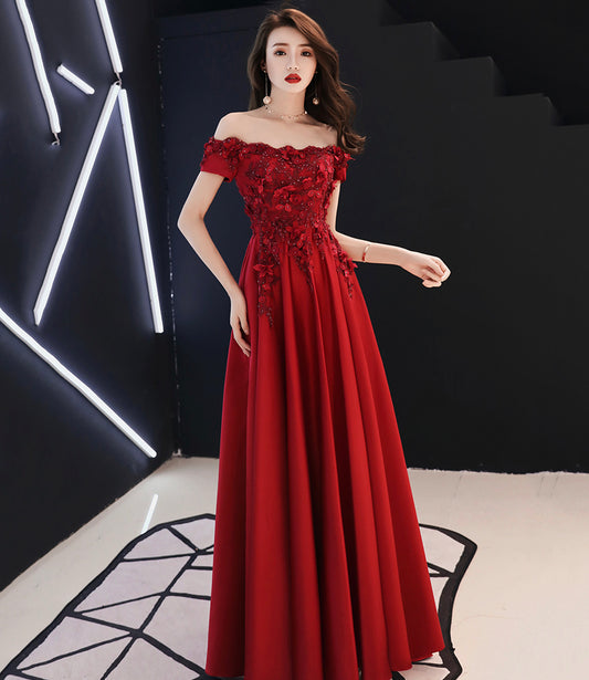 Robe de soirée longue en satin bordeaux avec dentelle 10565