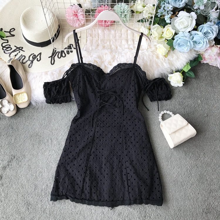 Schulterfreies, schmales, schulterfreies Kleid mit Spitzenausschnitt und Spitzenriemen 3725