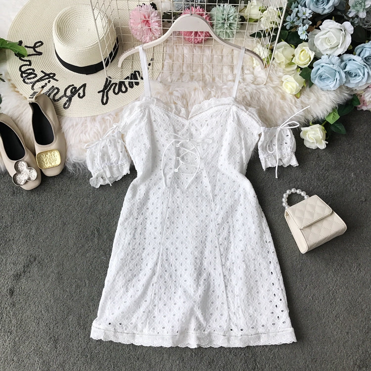 Schulterfreies, schmales, schulterfreies Kleid mit Spitzenausschnitt und Spitzenriemen 3725