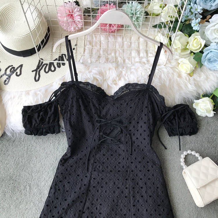 Schulterfreies, schmales, schulterfreies Kleid mit Spitzenausschnitt und Spitzenriemen 3725