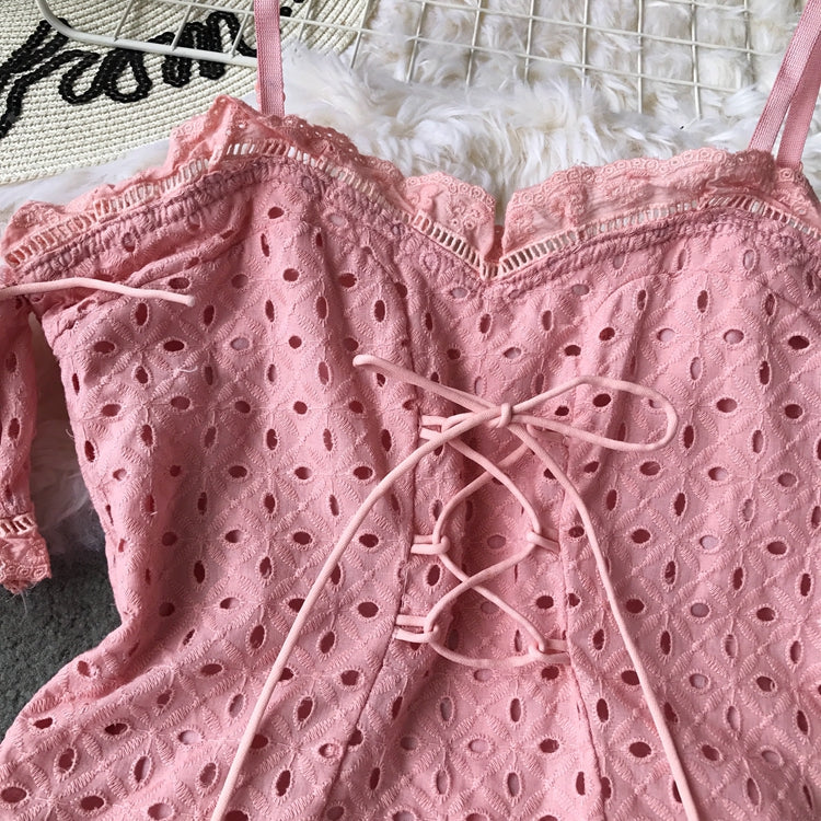 Schulterfreies, schmales, schulterfreies Kleid mit Spitzenausschnitt und Spitzenriemen 3725