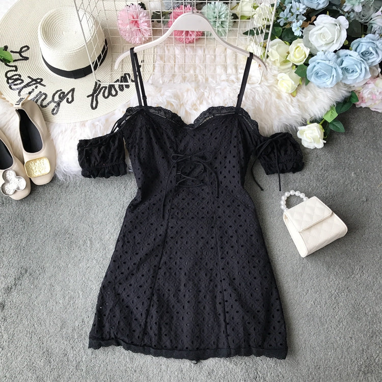 Schulterfreies, schmales, schulterfreies Kleid mit Spitzenausschnitt und Spitzenriemen 3725