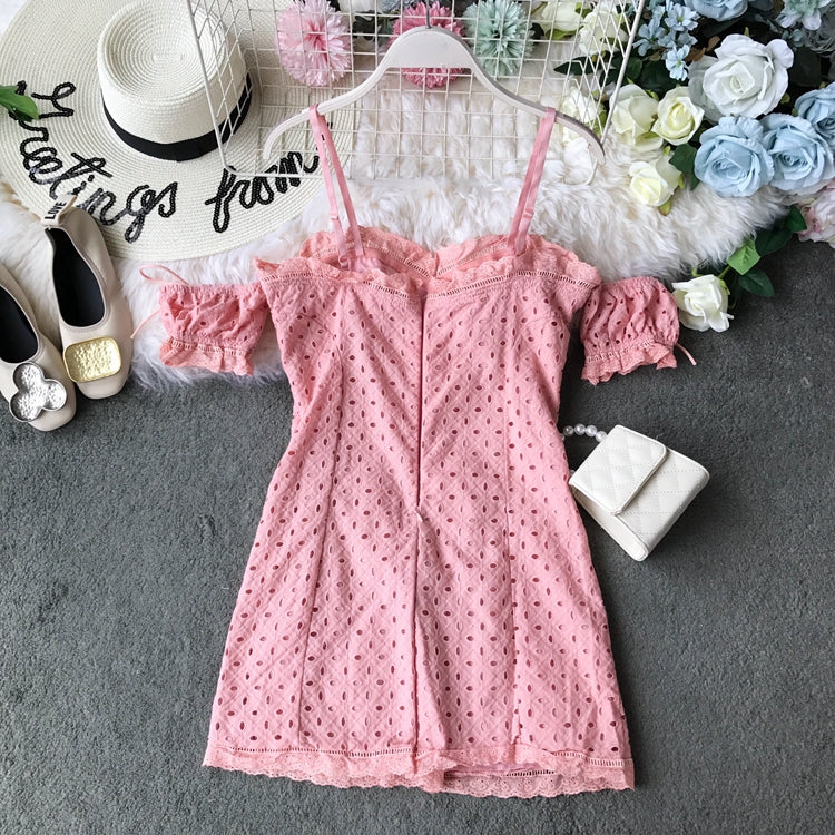 Schulterfreies, schmales, schulterfreies Kleid mit Spitzenausschnitt und Spitzenriemen 3725