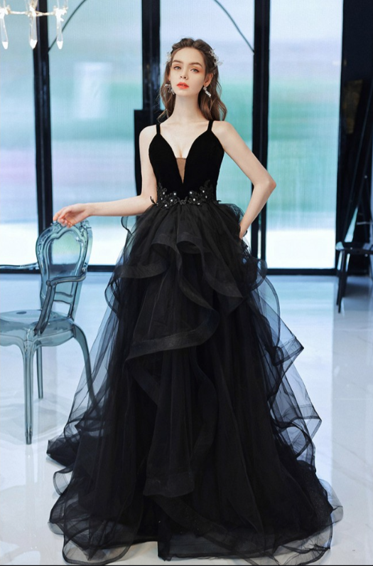 Robe de bal de fin d'année simple noire longue à volants en tulle à col en V gh2624