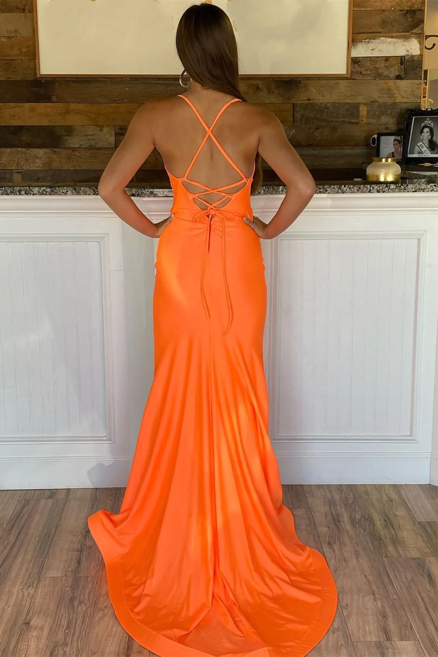 Langes Ballkleid aus Satin mit orangefarbenen Trägern gh2113