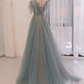 Robe de bal longue en tulle gris bleu à décolleté dégagé avec paillettes gh2638