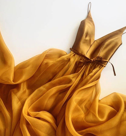 Langes Ballkleid aus Chiffon mit V-Ausschnitt in Gold, Abendkleid in Gold 8621