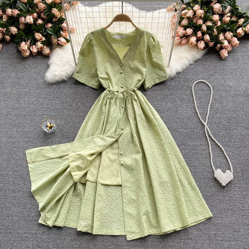Einfaches kurzes Kleid mit V-Ausschnitt Modekleid 563