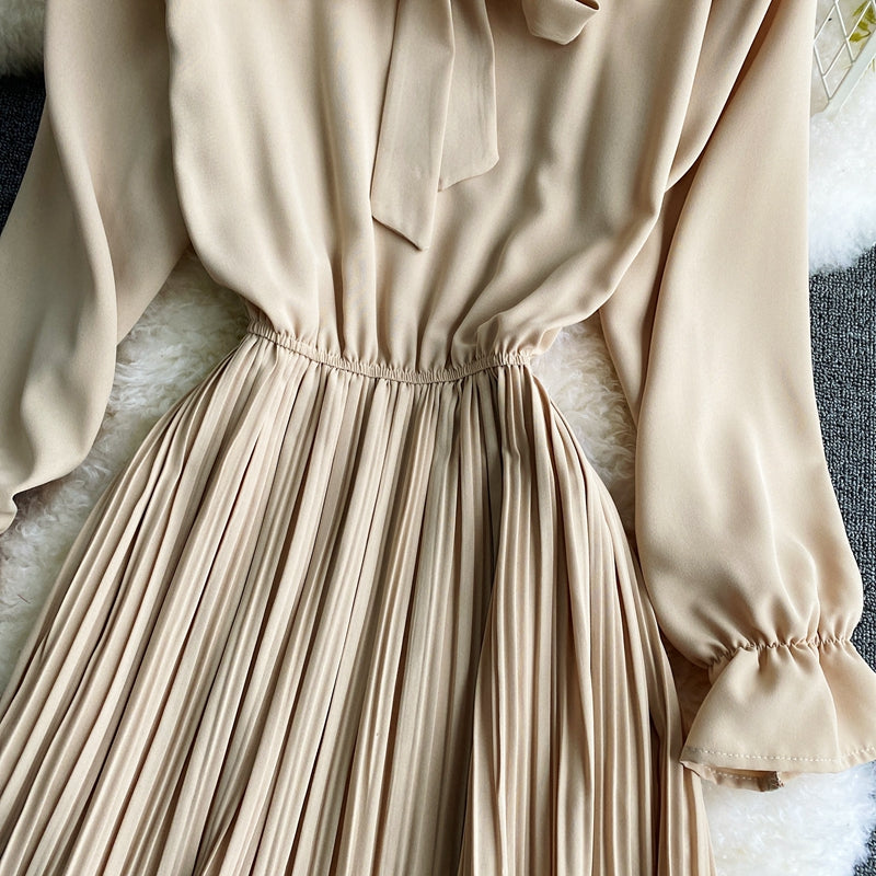 Langärmliges Kleid mit Linienschleife 602