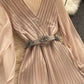Süßes kurzes Kleid mit V-Ausschnitt, modisches Kleid 629 