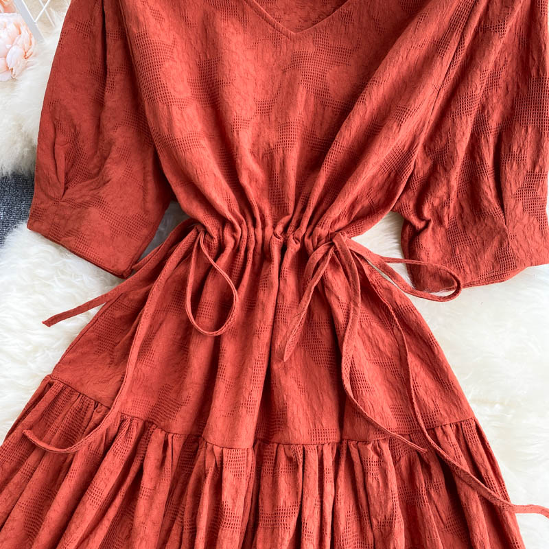 Süßes kurzes Kleid mit V-Ausschnitt, modisches Kleid 616