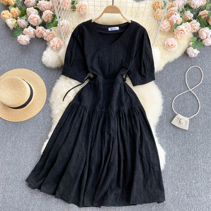 Süßes kurzes Kleid mit V-Ausschnitt, modisches Kleid 616