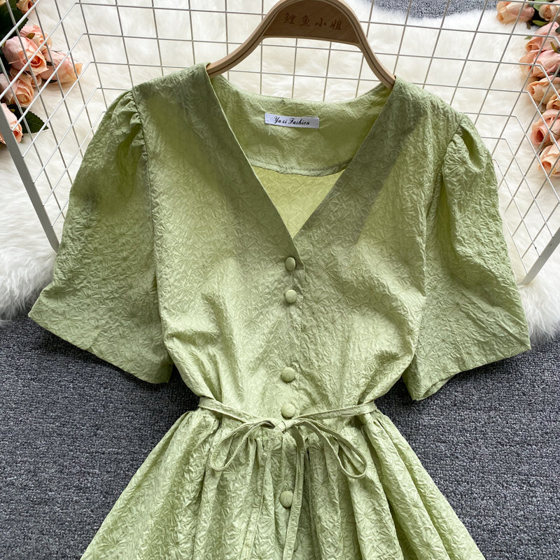 Einfaches kurzes Kleid mit V-Ausschnitt Modekleid 563
