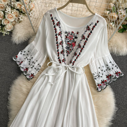 Süßes langärmliges besticktes Kleid 607