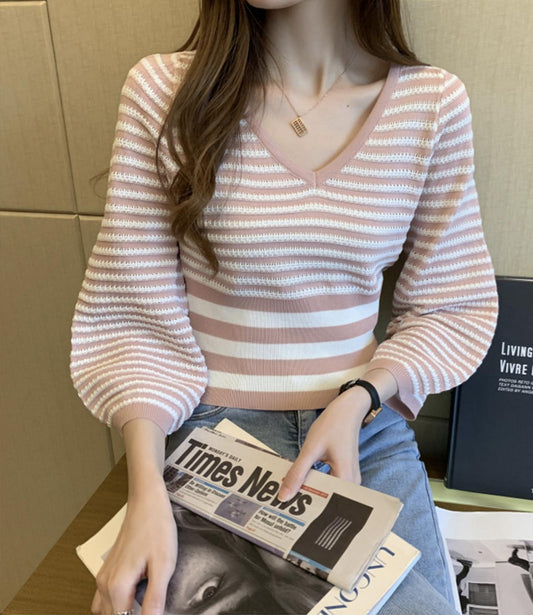 Süßes gestreiftes Strickoberteil mit V-Ausschnitt 309