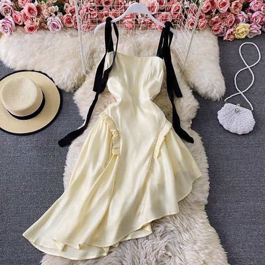 Unregelmäßiges, schmales, trägerloses Kleid mit französischer Rüsche 3293