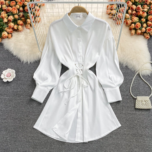 Temperamentvolles Damenkleid mit Taillenverschluss und Revers 2863