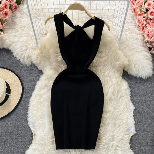 Gestricktes Hüftwickelkleid 2768 mit hängendem Ausschnitt, offenem Rücken und eckigem Ausschnitt