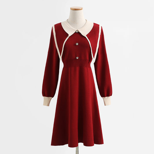 Le petit homme est mince et couvert d'une robe rouge 2446