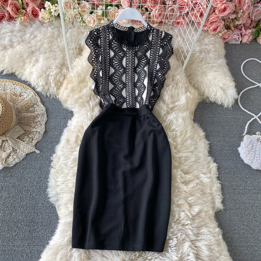 Kontrastierendes schmales Hüftwickelkleid mit Spitzeneinsätzen 2892