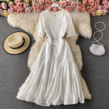 Elegantes Cut-Out-Kleid mit Rundhalsausschnitt 3427