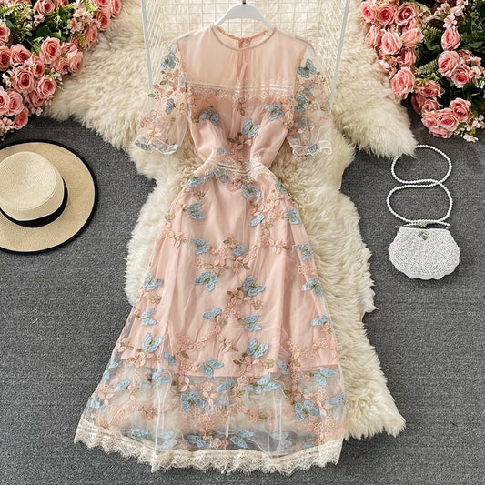 Robe moulante à manches courtes et col rond avec broderie papillon en maille 2968