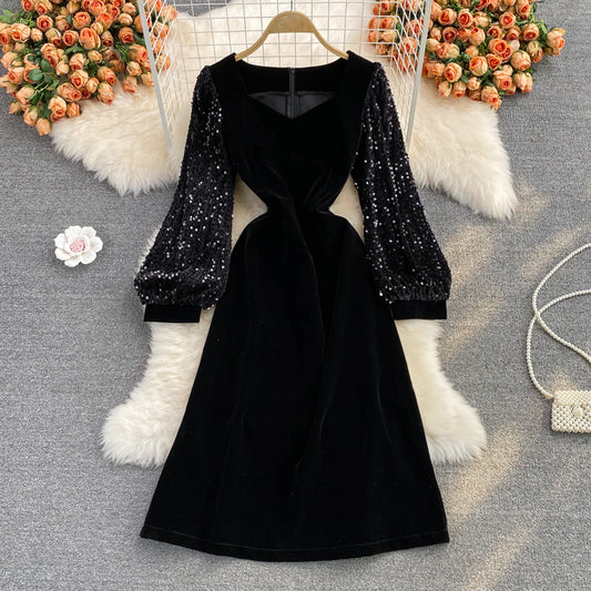 Robe mi-longue à col carré, manches bouffantes à sequins et surpiqûres en velours 3091