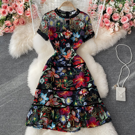 Robe brodée en maille ajourée avec volants décoratifs à la taille 3060