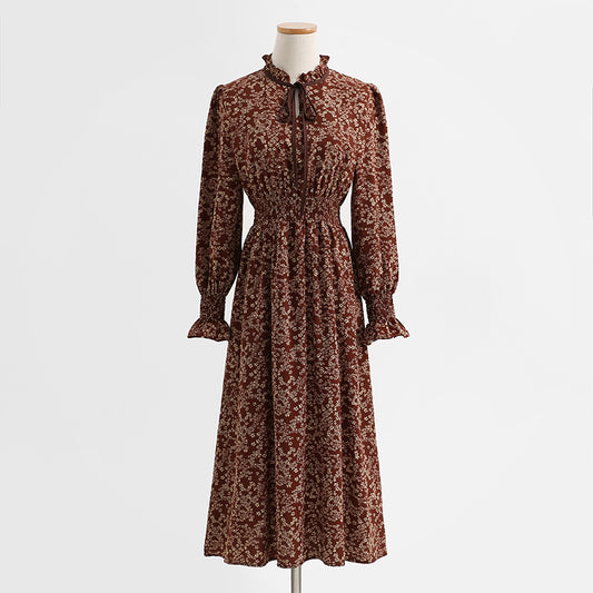 Le nouveau petit homme a l'air mince et couvre son ventre jusqu'à ses genoux. Robe de pause thé 2279