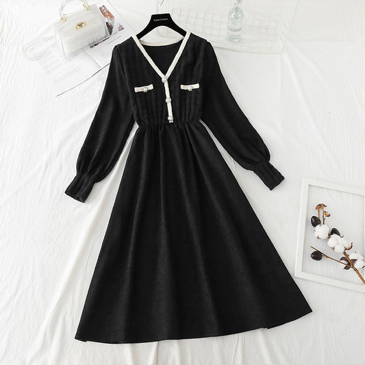 Une petite robe noire avec un dos en velours et une longue jupe manteau 2403