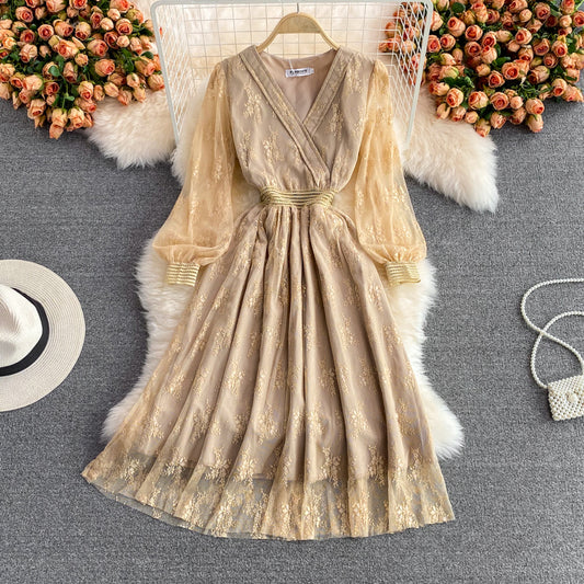 Kleid mit V-Ausschnitt und Netzstickerei aus Spitze 2989