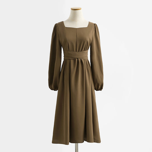 Robe noire à col carré de style déesse du tempérament 2341