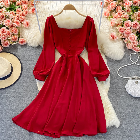 Robe mi-longue à taille haute et col carré rouge 3361