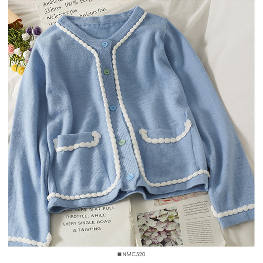 Süßer kleiner, frisch gestreifter, einreihiger, dünner Pullover mit Rundhalsausschnitt 1810